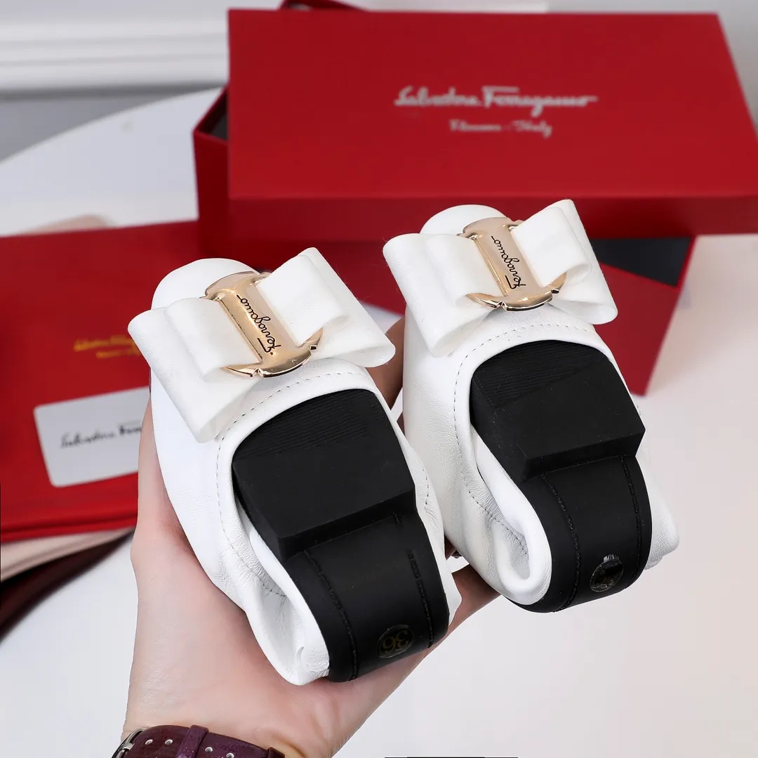 👟👟Ex-factory price 360👟👟 Early spring new style Salvatore Ferragamo hot style small square toe egg roll shoes [wit] 5mm high elastic latex, so soft you want to cry❗️The toe is equipped with Ferragamo's signature hardware butterfly🦋 buckle. Newly opened mold and upgraded outsole, 1cm heel is comfortable and not tiring. Upper: mixed sheepskin Inner pads: light goatskin (non-fading) Color: black, white, gun, red, burgundy, blue, pink Code number: 34-41